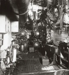 Intérieur du compartiment avant du sous-marin 135 montrant une torpille et quatre tubes lance-torpilles